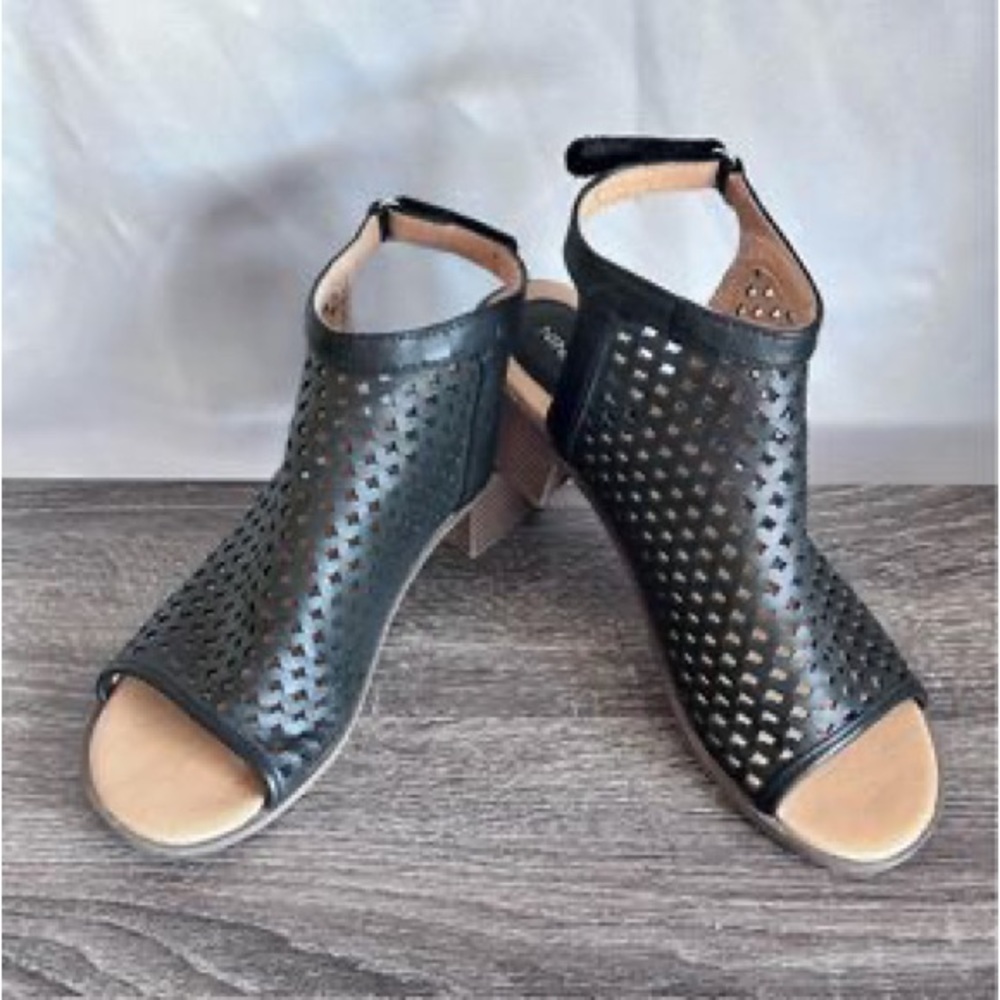 Nine West Black Perforated Sling Back Sandals Block Heel Open Toe Size 8